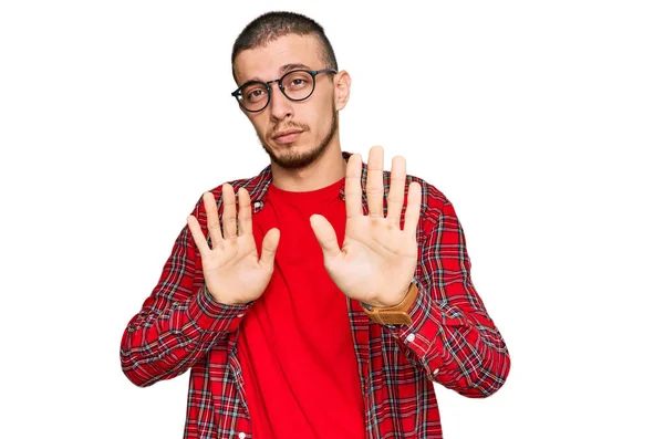 Hispanic Ung Man Bär Casual Kläder Flytta Bort Händer Handflator — Stockfoto