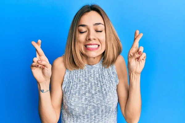 Giovane Donna Bionda Caucasica Indossa Maglietta Casual Gesticolando Dito Incrociato — Foto Stock