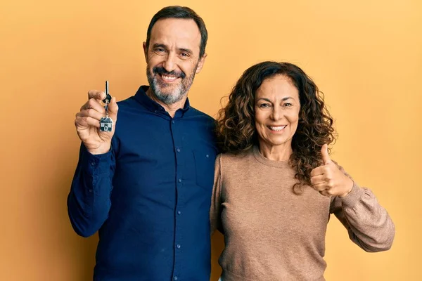 Medelålders Latinamerikanska Par Håller Nycklar Till Nya Hem Leende Glad — Stockfoto