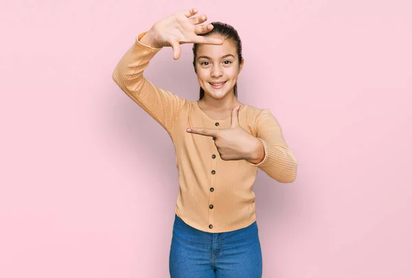 Schöne Brünette Kleine Mädchen Lässigem Pullover Lächelnd Macht Rahmen Mit — Stockfoto