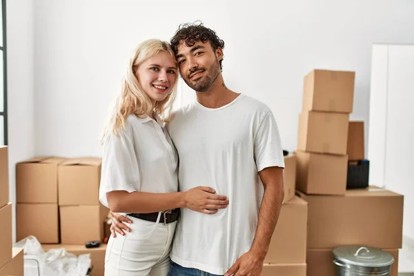 Jong Mooi Paar Glimlachen Gelukkig Knuffelen Nieuw Huis — Stockfoto