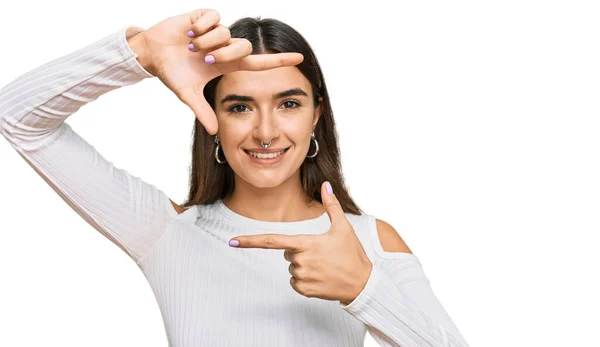 Mulher Hispânica Jovem Vestindo Roupas Casuais Sorrindo Fazendo Moldura Com — Fotografia de Stock