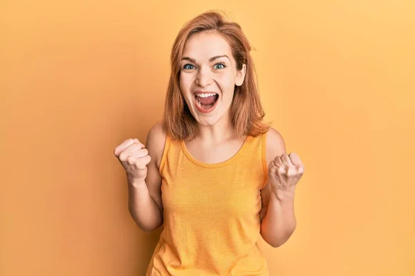 Young Caucasian Woman Wearing Casual Style Sleeveless Shirt Celebrating Surprised — ストック写真