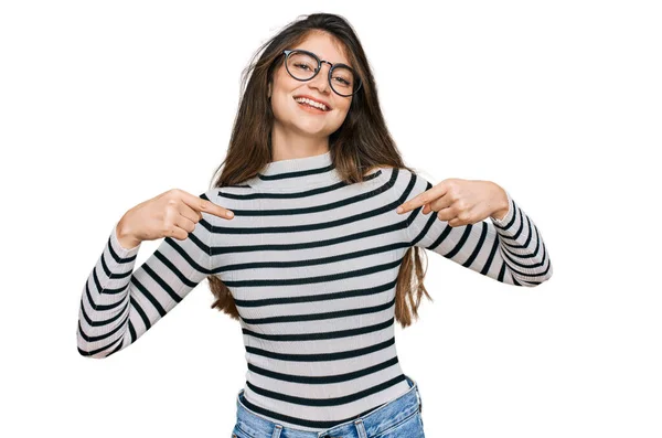 Joven Hermosa Adolescente Con Ropa Casual Gafas Mirando Confiado Con —  Fotos de Stock