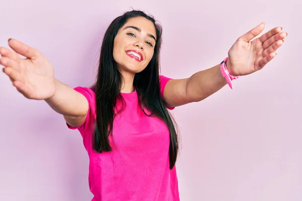 Joven Chica Hispana Con Camiseta Rosa Casual Mirando Cámara Sonriendo — Foto de Stock