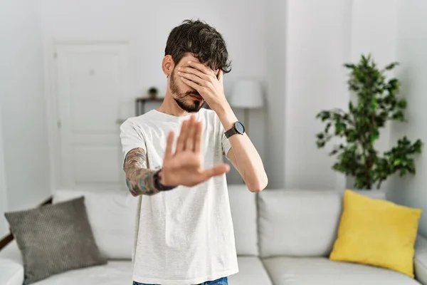 Homme Hispanique Avec Barbe Dans Salon Maison Couvrant Les Yeux — Photo