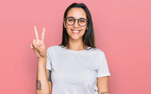 Jeune Femme Hispanique Portant Shirt Blanc Décontracté Montrant Pointant Vers — Photo