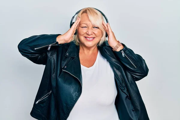 Medelålders Blond Kvinna Lyssnar Musik Med Hörlurar Som Lider Huvudvärk — Stockfoto