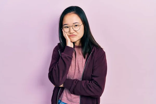 Молодая Китаянка Повседневной Одежде Очках Думает Устало Скучно Депрессией Проблемы — стоковое фото