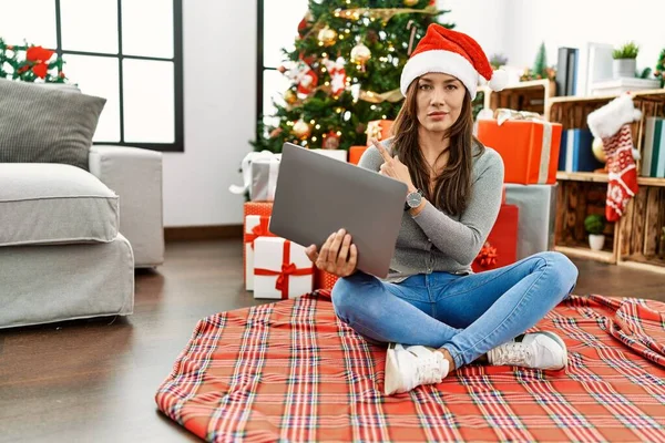 Νεαρή Λατίνα Γυναίκα Που Χρησιμοποιεί Φορητό Υπολογιστή Κάθεται Από Χριστουγεννιάτικο — Φωτογραφία Αρχείου