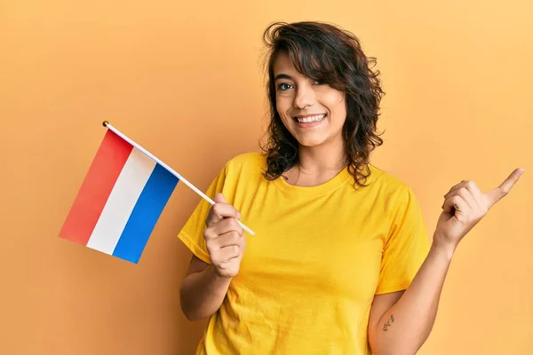 Jonge Spaanse Vrouw Met Hollandse Vlag Glimlachend Vrolijk Wijzend Met — Stockfoto