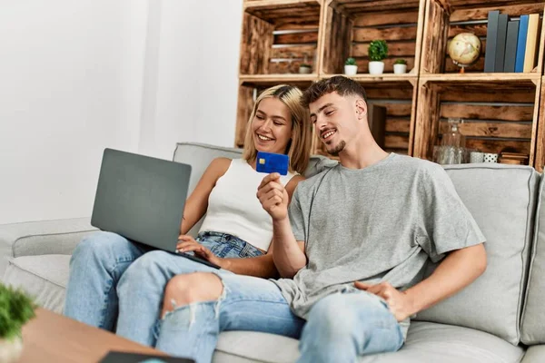 Evdeki Kanepede Oturan Genç Beyaz Çift Dizüstü Bilgisayar Kredi Kartı — Stok fotoğraf