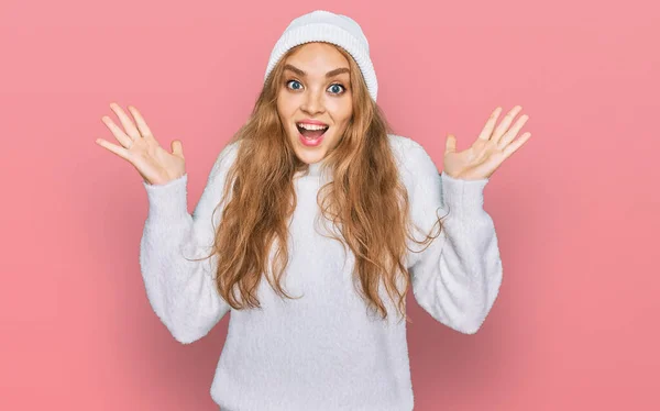 Menina Caucasiana Jovem Vestindo Camisola Boné Inverno Comemorando Louco Espantado — Fotografia de Stock
