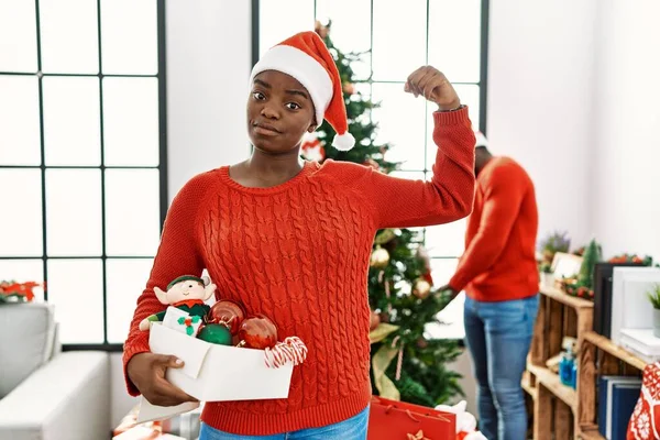 Junge Afrikanisch Amerikanische Paar Steht Weihnachtsbaum Starke Person Zeigt Armmuskeln — Stockfoto