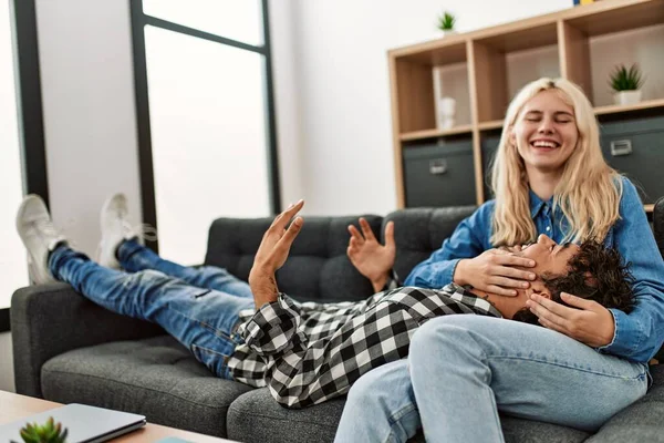 Unga Par Luktar Glada Sitter Soffan Hemma — Stockfoto