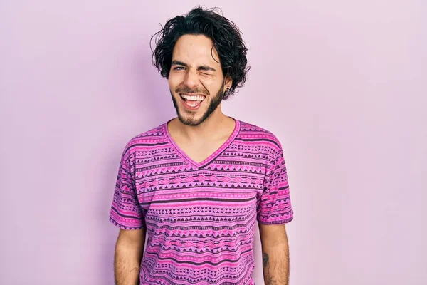 Bonito Hispânico Homem Vestindo Casual Rosa Shirt Piscando Olhando Para — Fotografia de Stock