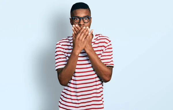 Joven Hombre Afroamericano Vistiendo Camiseta Casual Gafas Impactaron Cubriendo Boca — Foto de Stock