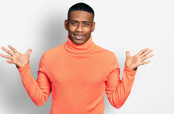 Joven Hombre Negro Con Suéter Cuello Alto Naranja Celebrando Loco — Foto de Stock