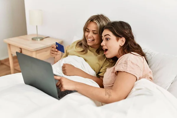 Yatak Odasında Kredi Kartı Laptop Kullanan Genç Bir Çift — Stok fotoğraf