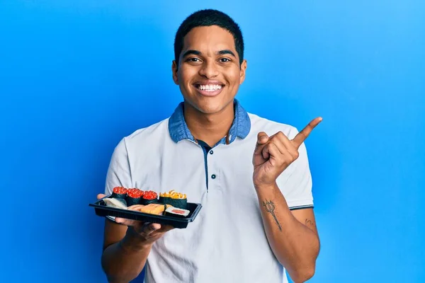 Jonge Knappe Latino Man Met Een Bord Sushi Lachend Vrolijk — Stockfoto