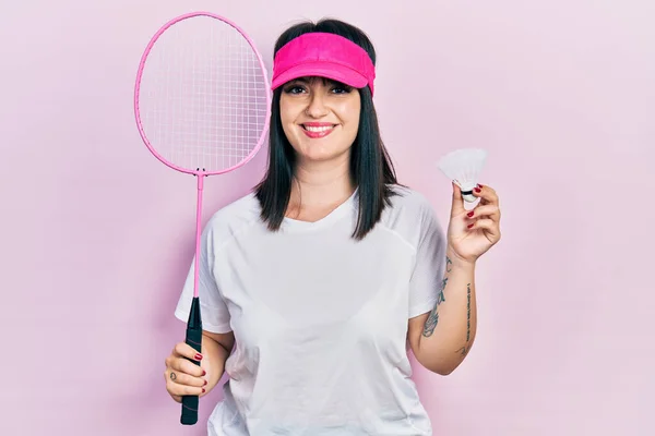 Giovane Donna Ispanica Con Racchetta Badminton Volano Sorridente Con Sorriso — Foto Stock