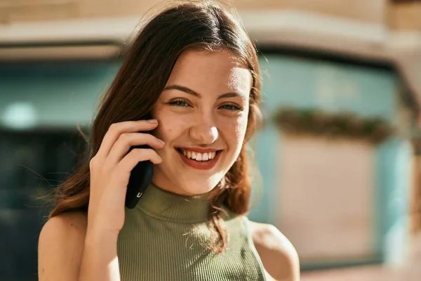 Νεαρή Καυκάσια Κοπέλα Χαμογελά Ευτυχισμένη Μιλώντας Στο Smartphone Της Πόλης — Φωτογραφία Αρχείου