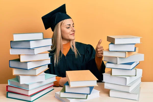 Young Caucasian Woman Wearing Graduation Ceremony Robe Sitting Table Looking — Stock Photo, Image