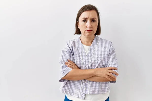 Mooie Middelbare Leeftijd Spaanse Vrouw Die Geïsoleerde Achtergrond Wijst Naar — Stockfoto