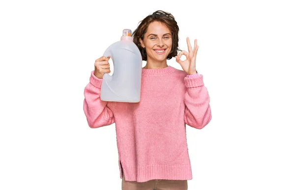 Junge Hispanische Frau Die Wäsche Macht Waschmittelflasche Der Hand Zeichen — Stockfoto