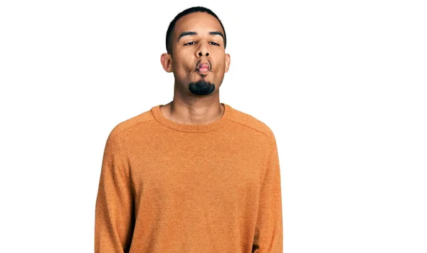 Ung Afrikansk Amerikansk Man Klädd Vardagskläder Gör Fisk Ansikte Med — Stockfoto