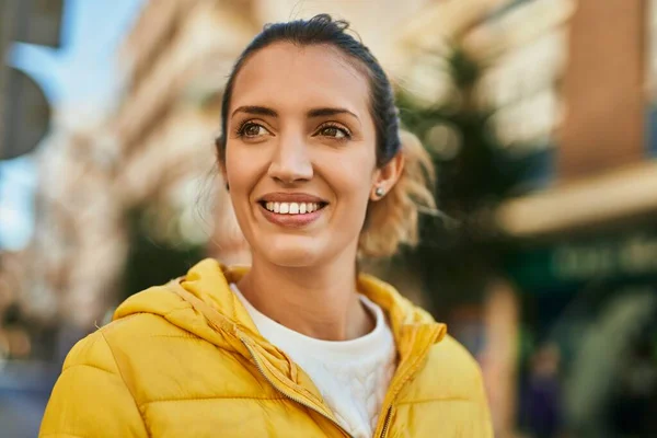 Menina Hispânica Jovem Sorrindo Feliz Cidade — Fotografia de Stock