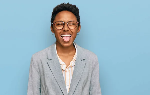 身穿商务服装的年轻的非洲裔美国女人带着滑稽的表情伸出舌头 很高兴 情感概念 — 图库照片