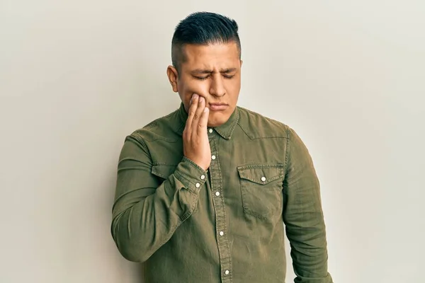 Hombre Latino Joven Que Usa Ropa Casual Tocando Boca Con —  Fotos de Stock