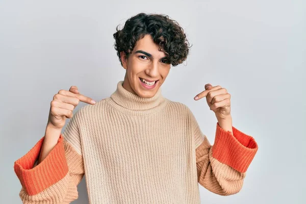 Jovem Hispânico Vestindo Camisola Inverno Casual Olhando Confiante Com Sorriso — Fotografia de Stock