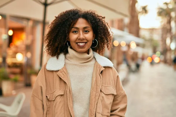 Ung Afrikansk Amerikansk Kvinna Ler Lycklig Stående Vid Staden — Stockfoto