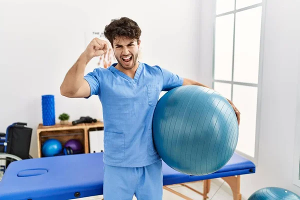 Hispanische Physiotherapeutin Die Einer Schmerzklinik Arbeitet Genervt Und Frustriert Schreit — Stockfoto