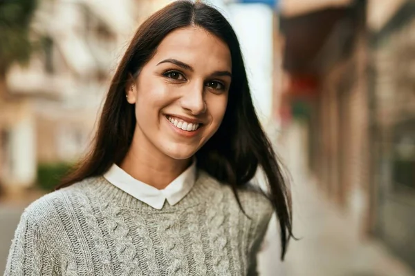 Jonge Spaanse Vrouw Glimlachend Gelukkig Staande Stad — Stockfoto