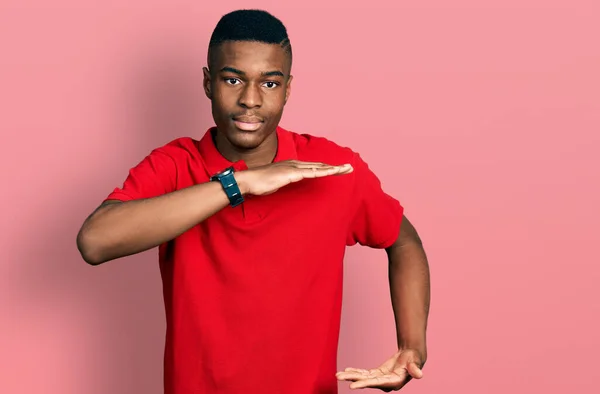 Νεαρός Αφροαμερικάνος Άνδρας Φορώντας Casual Κόκκινο Πουκάμισο Gesturing Χέρια Που — Φωτογραφία Αρχείου