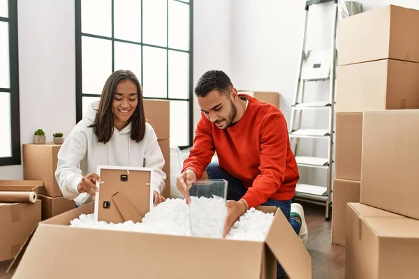 Jong Latijn Paar Glimlachen Gelukkig Unboxing Kartonnen Doos Nieuw Huis — Stockfoto