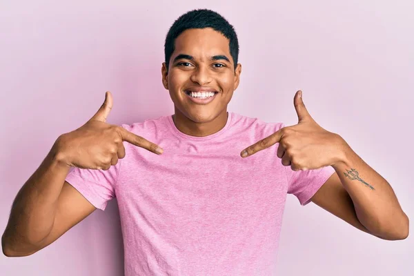 Jeune Homme Hispanique Beau Portant Shirt Rose Décontracté Regardant Confiant — Photo