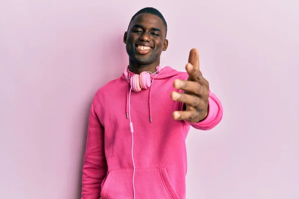 Joven Afroamericano Hombre Con Ropa Gimnasio Uso Auriculares Sonriendo Amistoso — Foto de Stock
