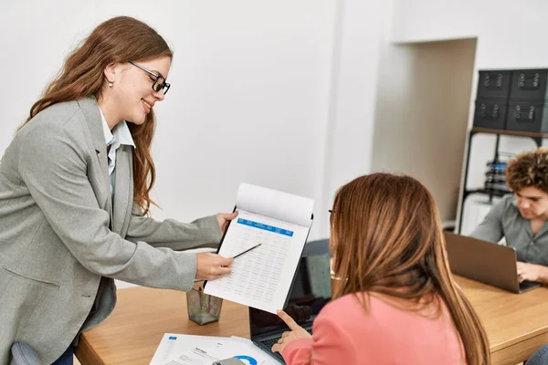 Grupp Företagsarbetare Som Arbetar Kontoret — Stockfoto