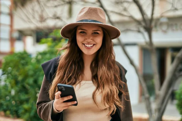 Νεαρή Ισπανίδα Τουρίστρια Που Χρησιμοποιεί Smartphone Στην Πόλη — Φωτογραφία Αρχείου