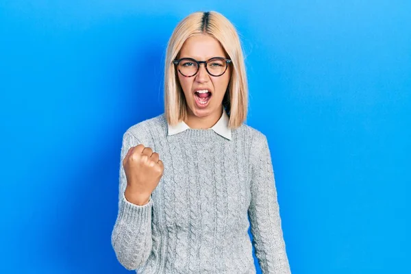 Vacker Blond Kvinna Bär Glasögon Arg Och Galen Höja Näve — Stockfoto