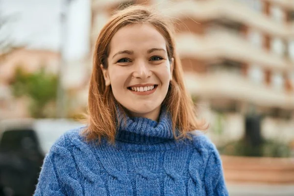 Joven Chica Caucásica Sonriendo Feliz Pie Ciudad —  Fotos de Stock