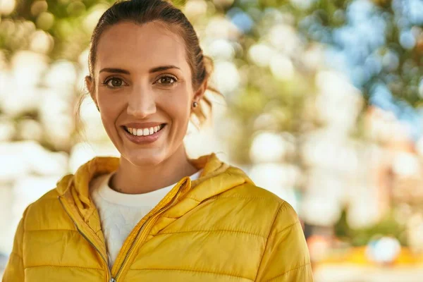 Junges Hispanisches Mädchen Lächelt Glücklich Park — Stockfoto