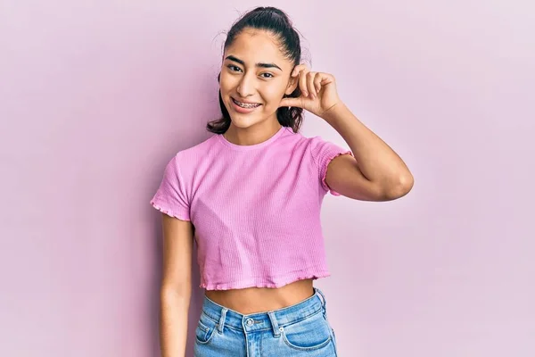 Adolescente Hispana Con Frenos Dentales Con Ropa Casual Sonriendo Con —  Fotos de Stock