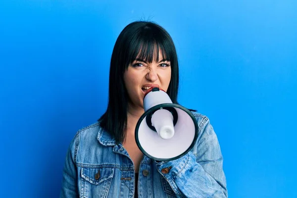 Jovem Size Mulher Gritando Usando Megafone — Fotografia de Stock