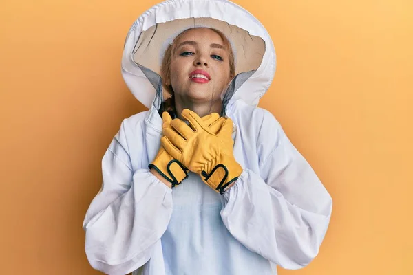 Beautiful Blonde Caucasian Woman Wearing Protective Beekeeper Uniform Shouting Suffocate — Stock Photo, Image