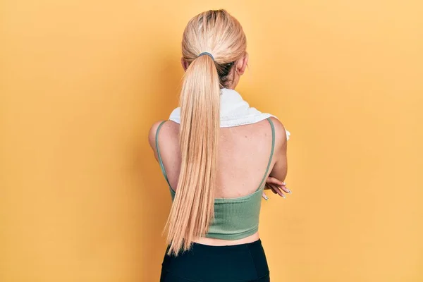 Young Blonde Girl Wearing Sportswear Towel Standing Backwards Looking Away — Stock Photo, Image